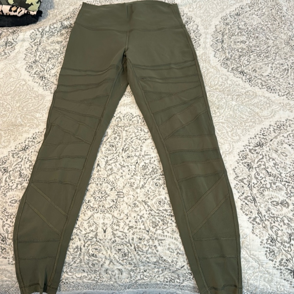 Lululemon Wunder Under a/ mesh with panels size 8